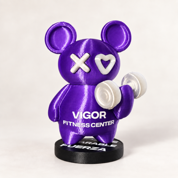 Representación digital del osito fitness 3D morado de 15 cm con mancuerna