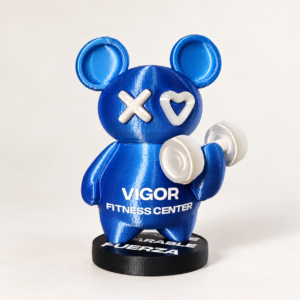 Osito fitness 3D azul de 15 cm con mancuerna y ejemplo de logo personalizado